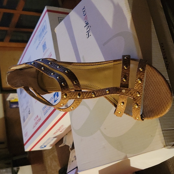 Strappy shoe/sandal. - Picture 2 of 3